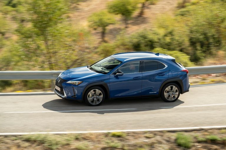 Lexus UX 300e 2021: immagini ufficiali