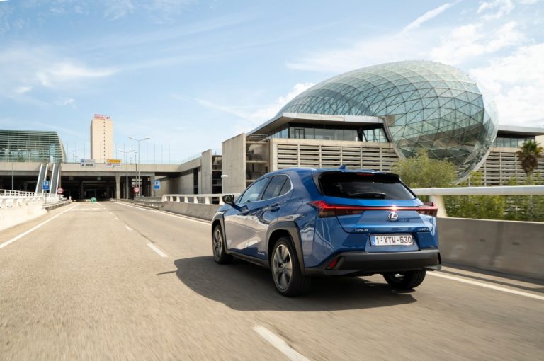 Lexus UX 300e 2021: immagini ufficiali