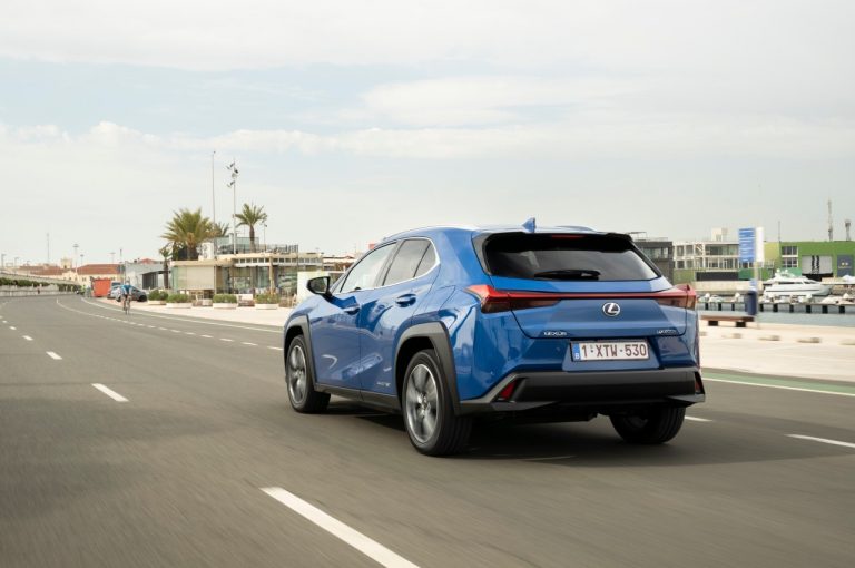 Lexus UX 300e 2021: immagini ufficiali