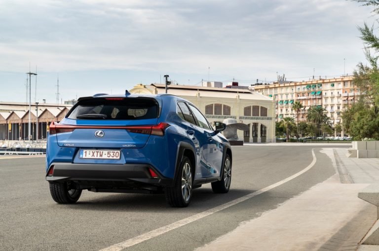 Lexus UX 300e 2021: immagini ufficiali