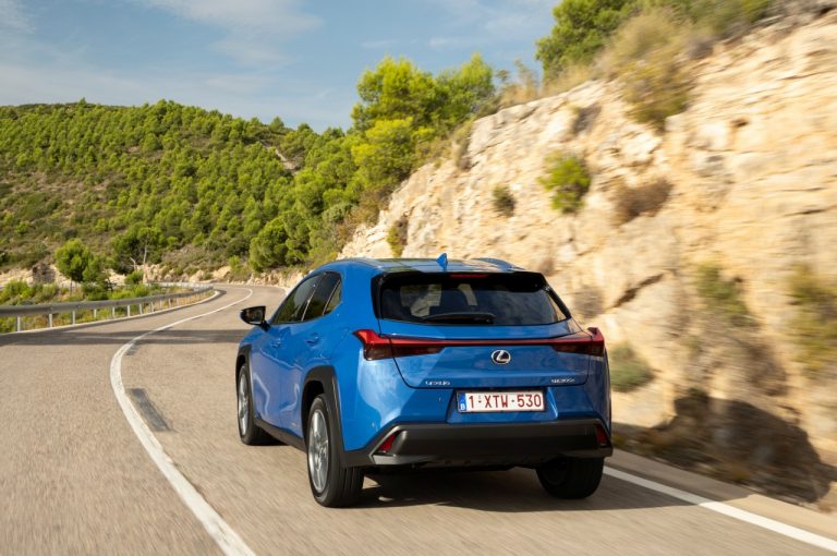 Lexus UX 300e 2021: immagini ufficiali