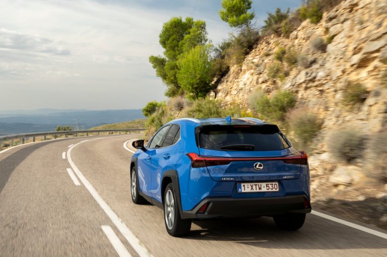 Lexus UX 300e 2021: immagini ufficiali