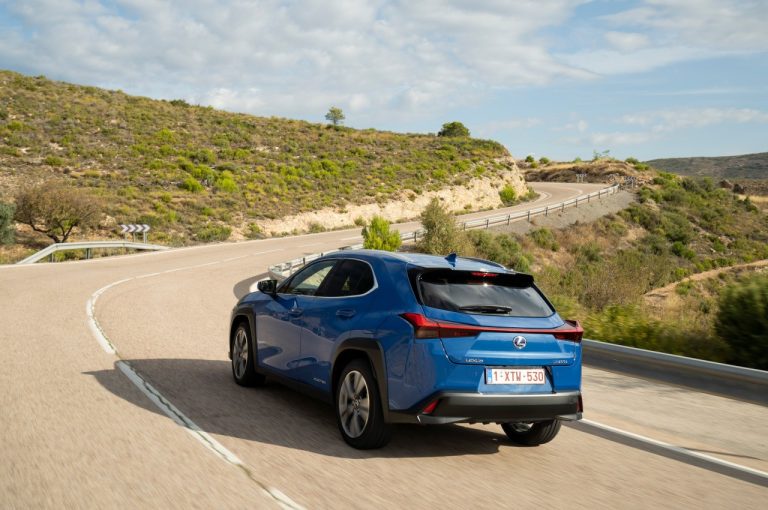 Lexus UX 300e 2021: immagini ufficiali