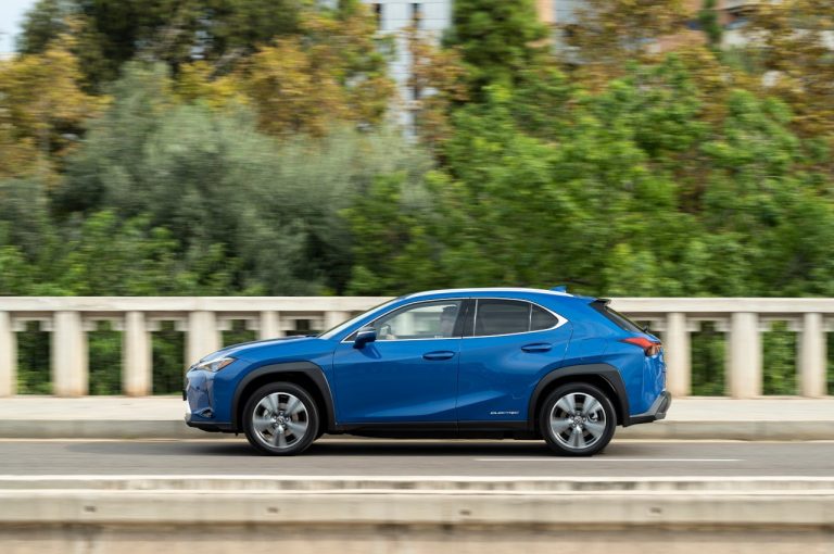 Lexus UX 300e 2021: immagini ufficiali