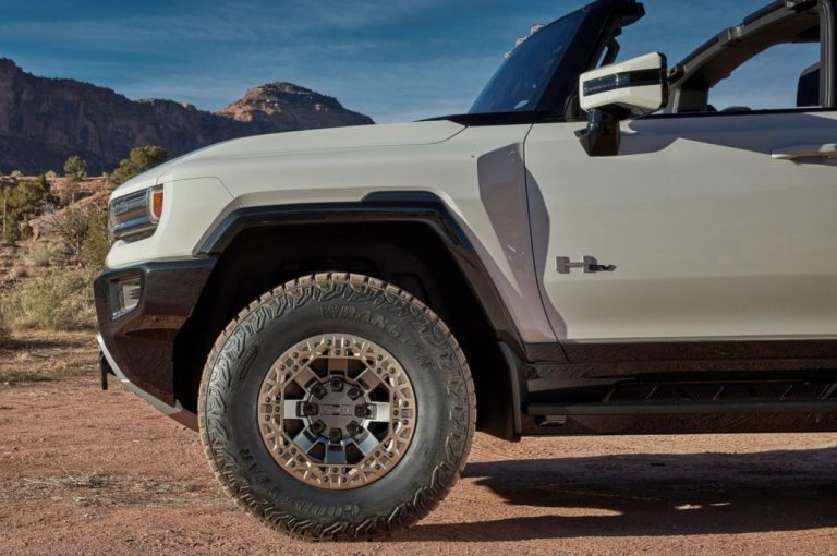 GMC Hummer EV: immagini ufficiali