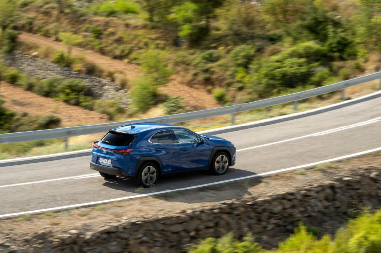 Lexus UX 300e 2021: immagini ufficiali