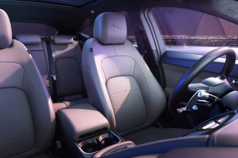 Jaguar E-Pace 2021: immagini ufficiali