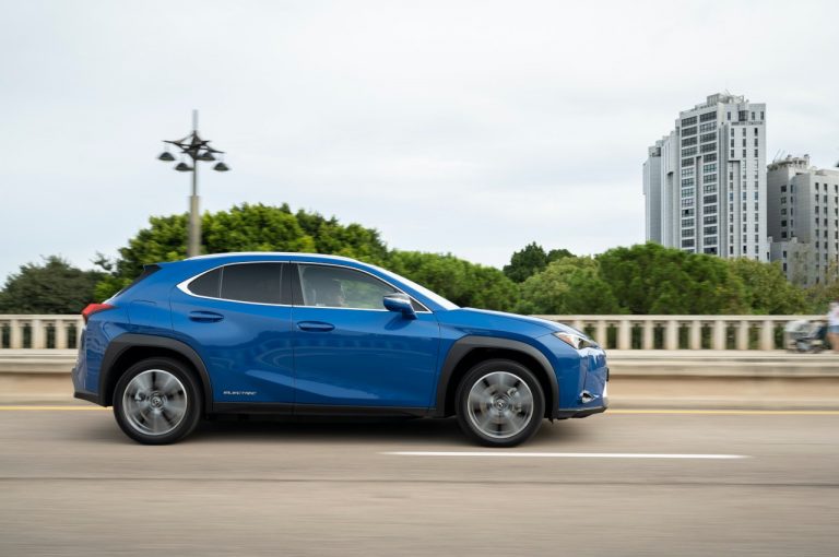 Lexus UX 300e 2021: immagini ufficiali