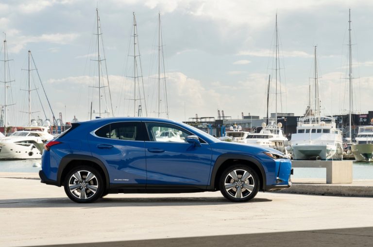 Lexus UX 300e 2021: immagini ufficiali