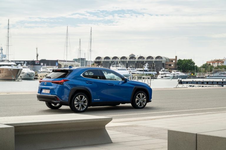 Lexus UX 300e 2021: immagini ufficiali