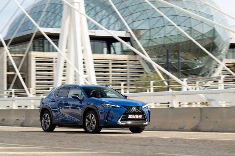 Lexus UX 300e 2021: immagini ufficiali