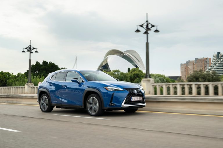 Lexus UX 300e 2021: immagini ufficiali
