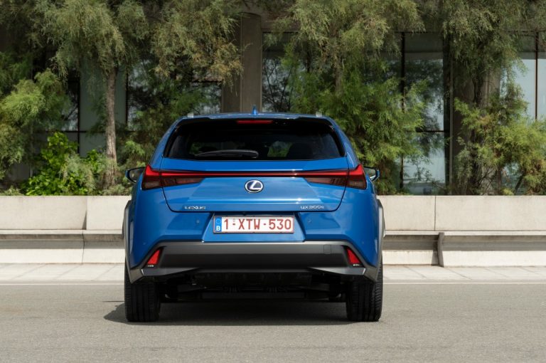 Lexus UX 300e 2021: immagini ufficiali