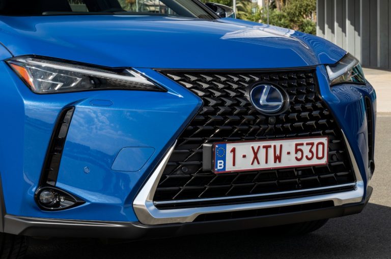 Lexus UX 300e 2021: immagini ufficiali