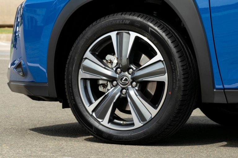 Lexus UX 300e 2021: immagini ufficiali