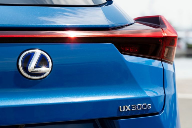 Lexus UX 300e 2021: immagini ufficiali