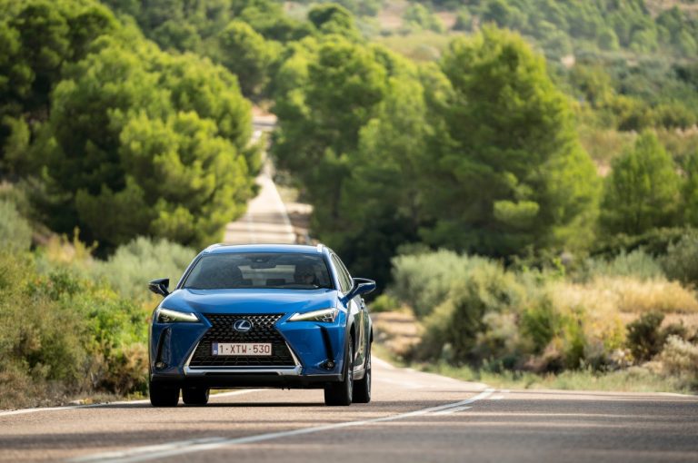 Lexus UX 300e 2021: immagini ufficiali