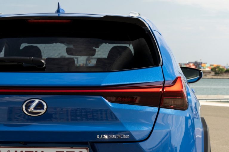 Lexus UX 300e 2021: immagini ufficiali