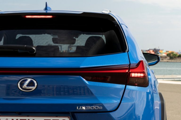 Lexus UX 300e 2021: immagini ufficiali