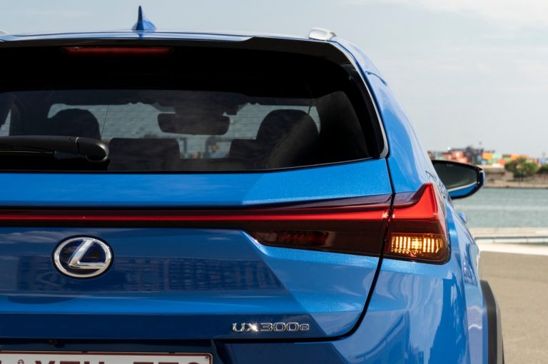 Lexus UX 300e 2021: immagini ufficiali
