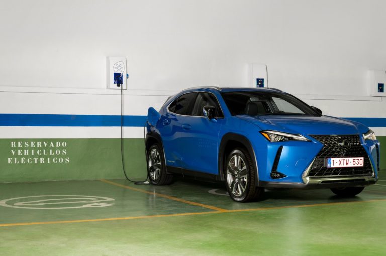Lexus UX 300e 2021: immagini ufficiali