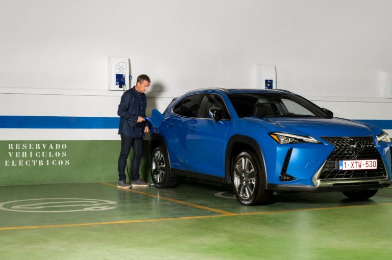 Lexus UX 300e 2021: immagini ufficiali