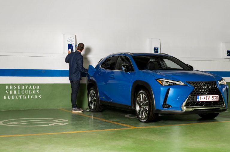 Lexus UX 300e 2021: immagini ufficiali