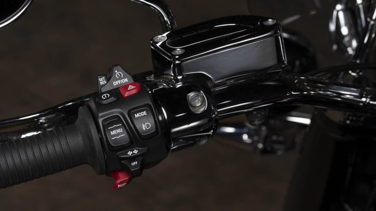 BMW R 18 Classic: immagini ufficiali