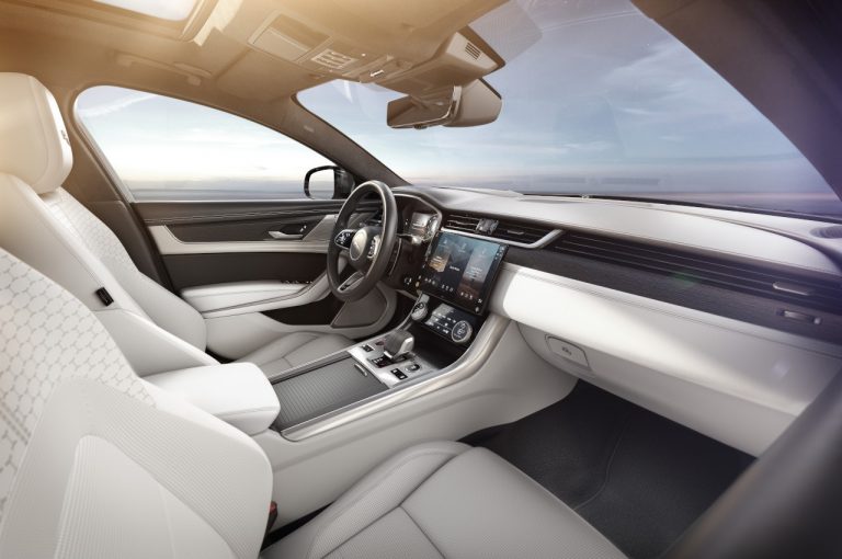 Jaguar XF 2021: immagini ufficiali