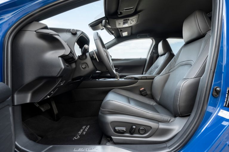 Lexus UX 300e 2021: immagini ufficiali