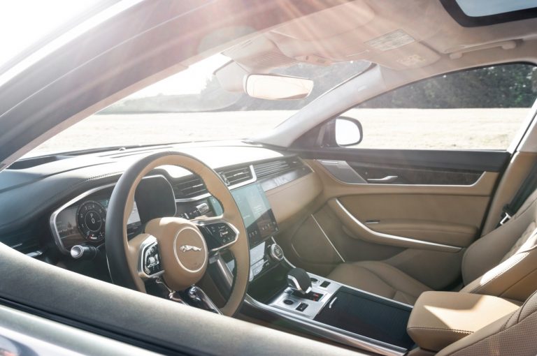 Jaguar XF 2021: immagini ufficiali