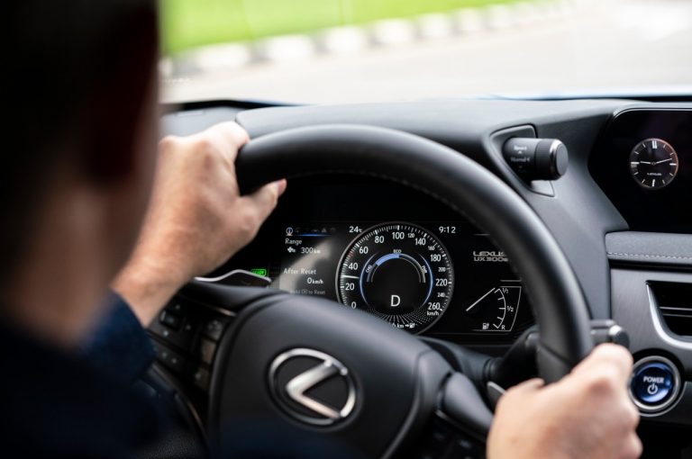 Lexus UX 300e 2021: immagini ufficiali