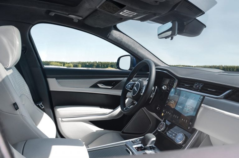 Jaguar XF 2021: immagini ufficiali