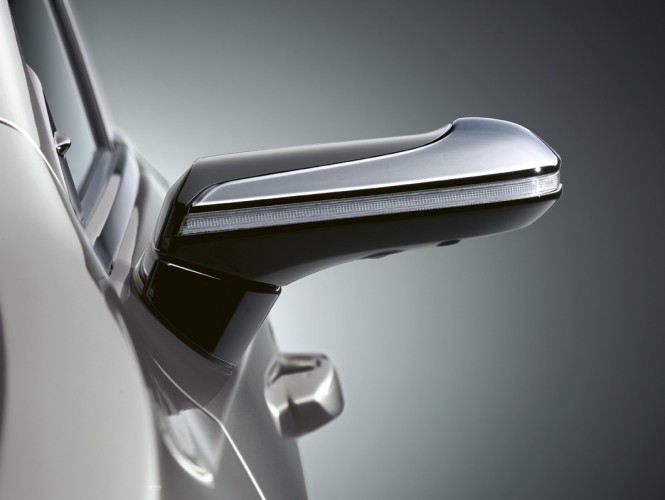 Lexus ES Hybrid con specchietti retrovisori digitali: immagini ufficiali