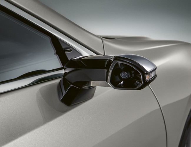 Lexus ES Hybrid con specchietti retrovisori digitali: immagini ufficiali