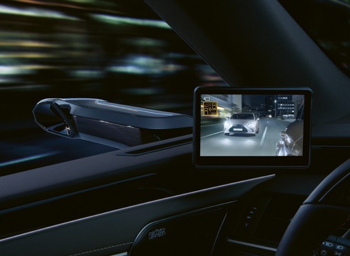 Lexus ES Hybrid con specchietti retrovisori digitali: immagini ufficiali