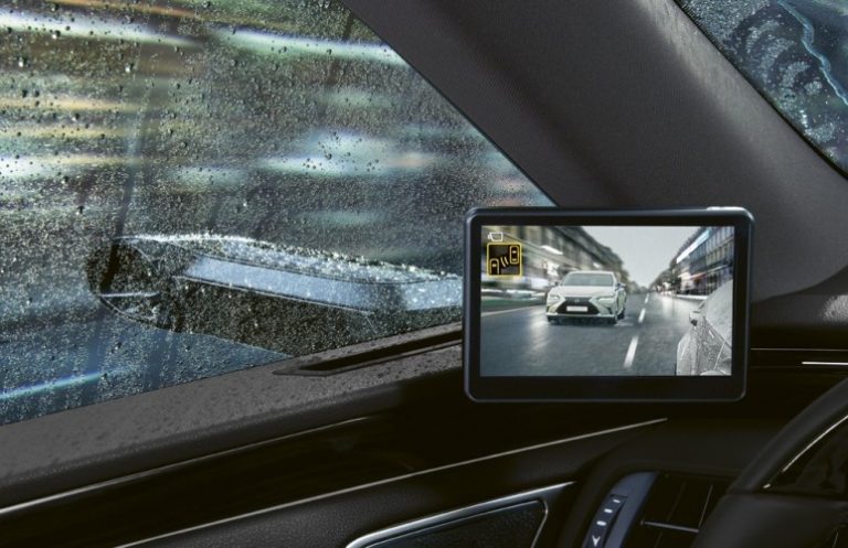 Lexus ES Hybrid con specchietti retrovisori digitali: immagini ufficiali
