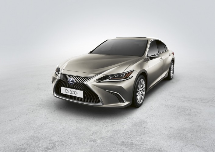 Lexus ES Hybrid con specchietti retrovisori digitali: immagini ufficiali