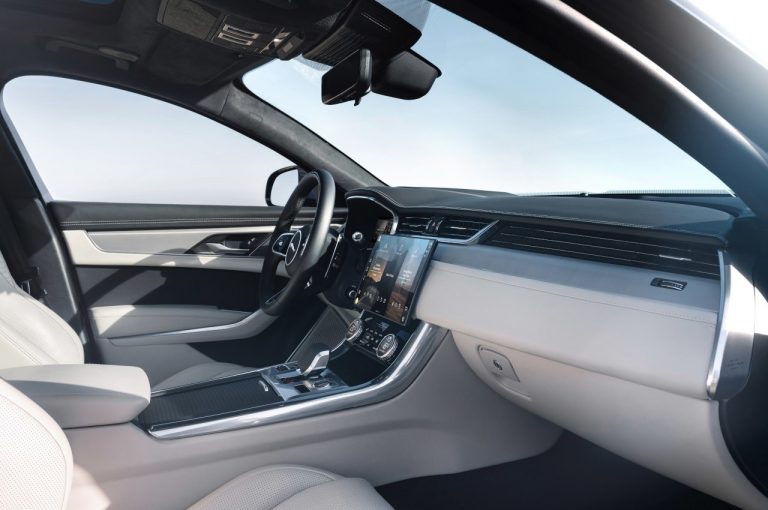 Jaguar XF 2021: immagini ufficiali