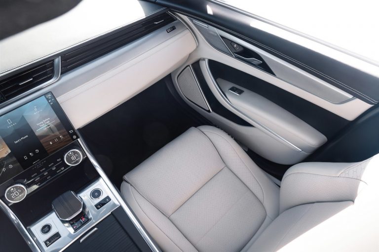 Jaguar XF 2021: immagini ufficiali