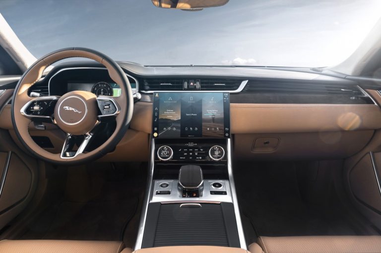 Jaguar XF 2021: immagini ufficiali