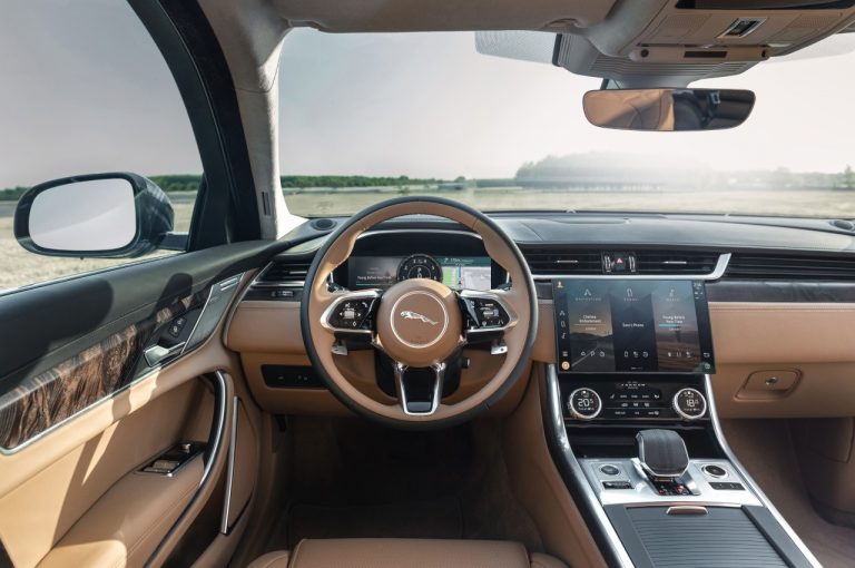 Jaguar XF 2021: immagini ufficiali
