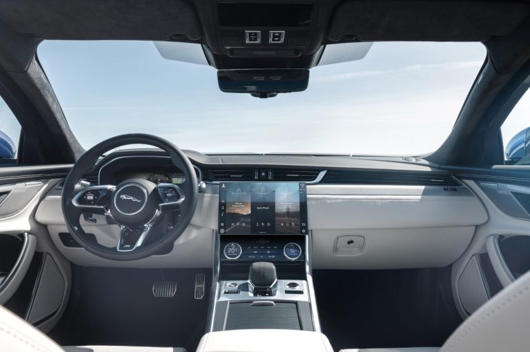 Jaguar XF 2021: immagini ufficiali