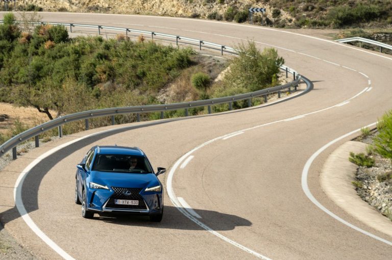 Lexus UX 300e 2021: immagini ufficiali