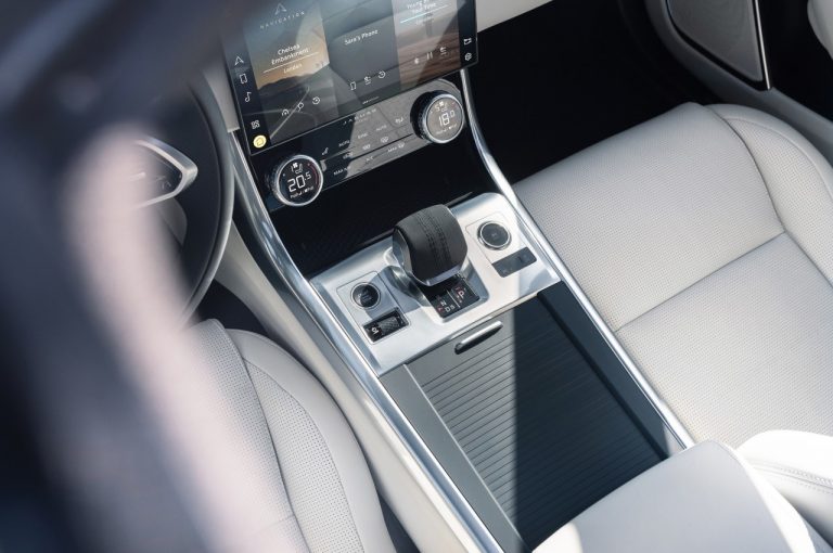 Jaguar XF 2021: immagini ufficiali