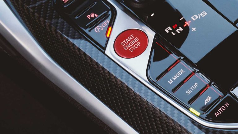 BMW M4 Competition x Kith: 150 esemplari glamour