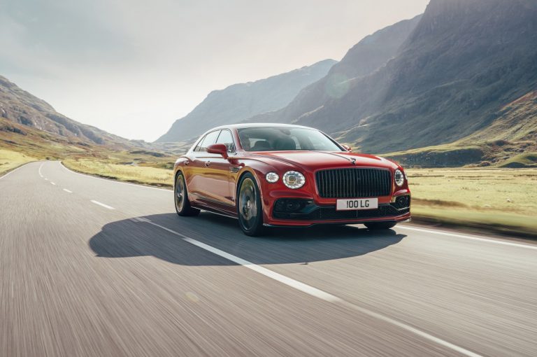 Bentley Flying Spur V8 2021: immagini ufficiali