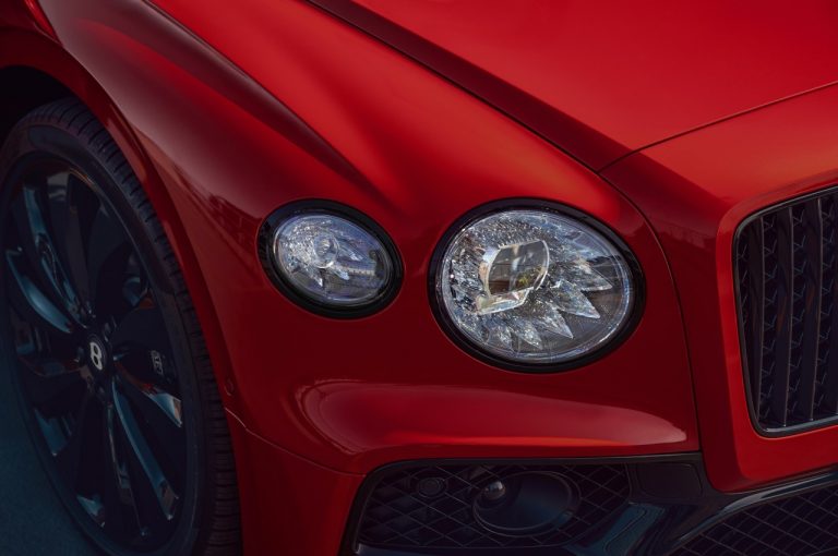 Bentley Flying Spur V8 2021: immagini ufficiali