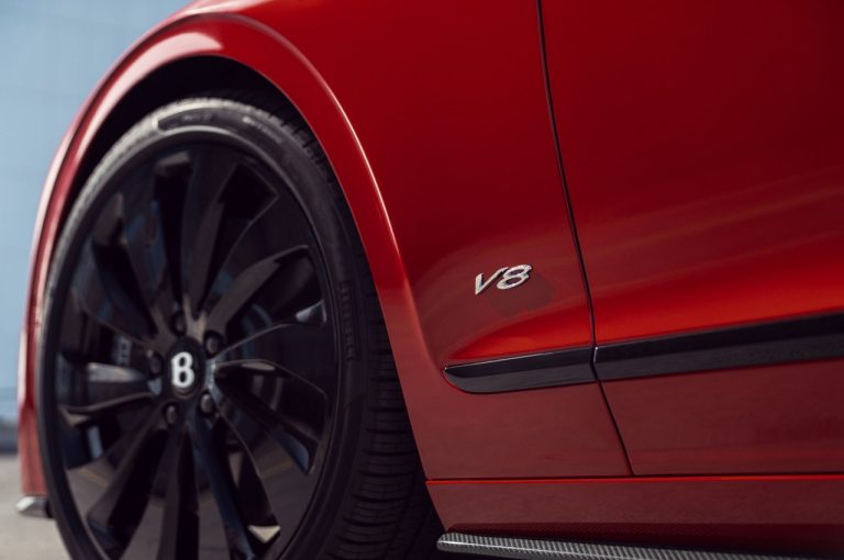 Bentley Flying Spur V8 2021: immagini ufficiali