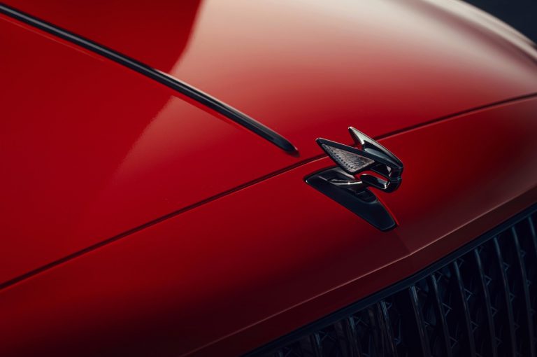Bentley Flying Spur V8 2021: immagini ufficiali